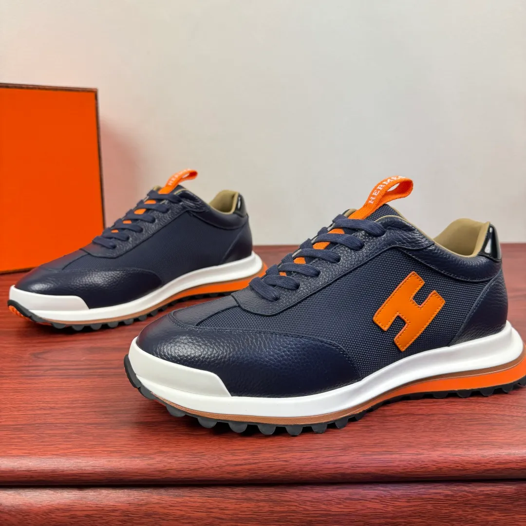 Batch 740 HERMES/Hermès men’s new sports shoes, rhythmic casual shoes: crafted with luxurious materials, luxurious walking experience! The upper is made of top-grade calfskin, with a fine texture like silk caressing the fingertips. The flexible texture is suitable for a variety of scenes; some shoes are integrated with breathable mesh, and the light breathing makes your steps refreshing at all times. The sole is made of high-elastic rubber composite material, and the carefully carved patterns give strong grip, making every step as stable as stepping on the clouds. At the same time, the cushioning and shock-absorbing technology is hidden in it, quietly eliminating the impact of the road. From urban commuting to outdoor walking, Hermès uses luxurious materials and craftsmanship to make every step a double luxury of texture and comfort, showing the brand's ultimate pursuit of details and quality in every inch. Size: 39-40-41-42-43-44 leather shoe size (38.45.46 can be customized) Item number: H25286 leather mesh blue